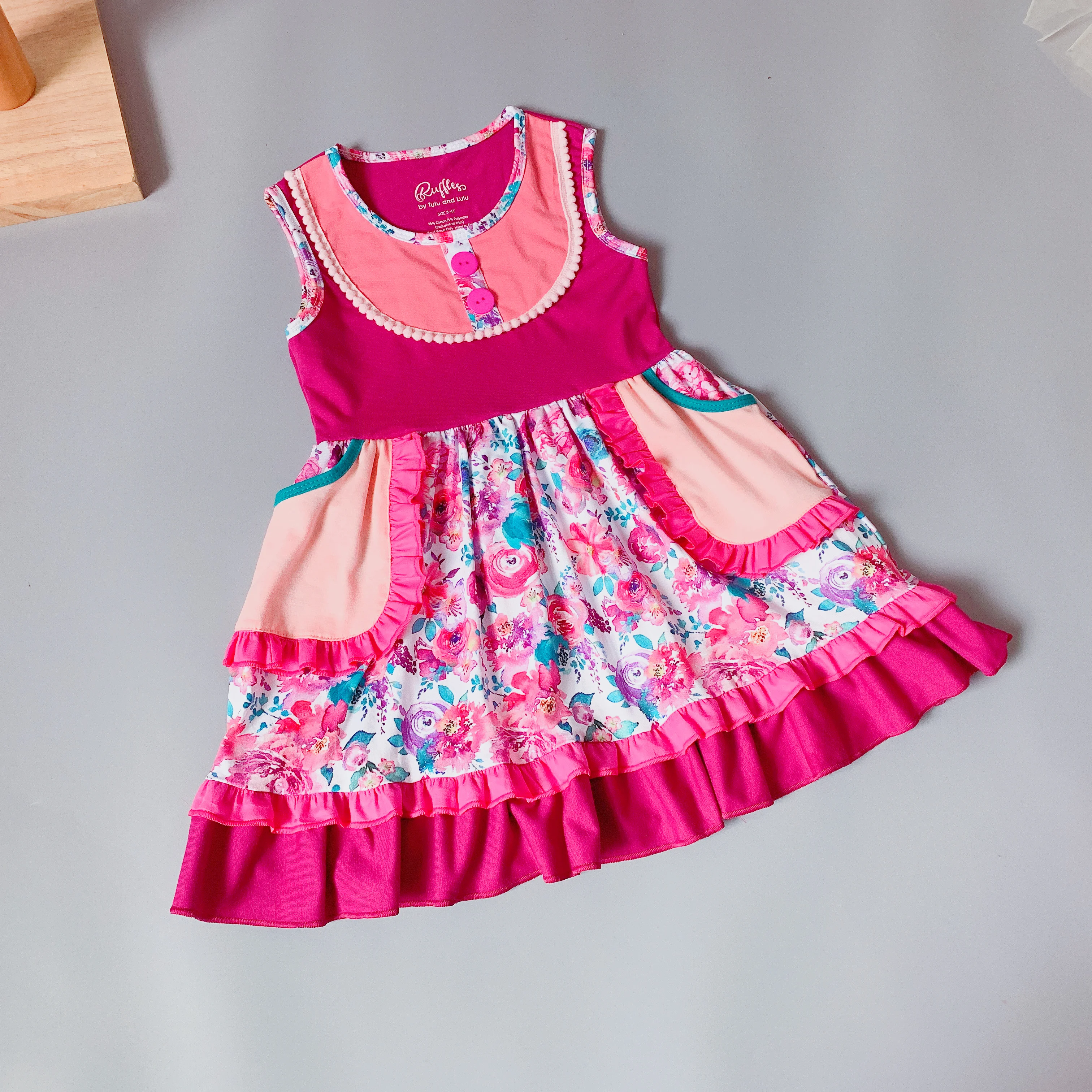 Летнее платье без рукавов розовое на лямках с цветочным рисунком и карманами 100%