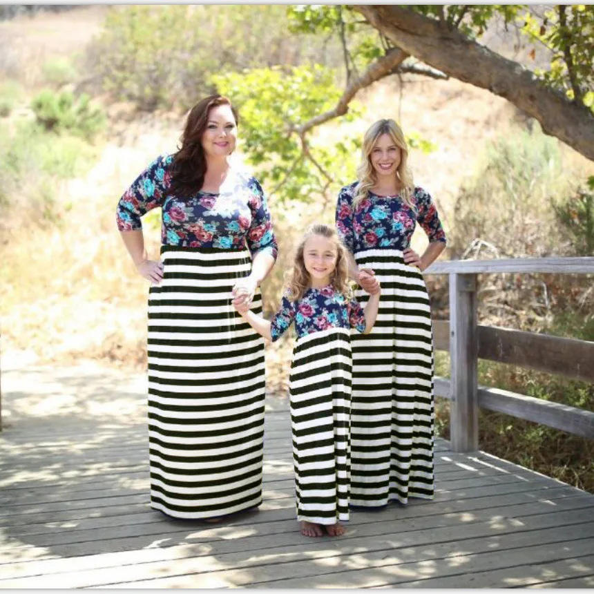 Одинаковые комплекты для семьи Женское длинное платье в полоску с принтом Платья