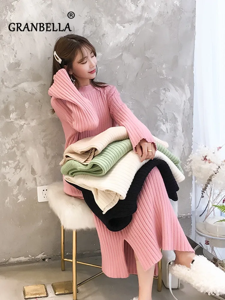 Женское трикотажное платье свитер до колен однотонное трапеция с круглым