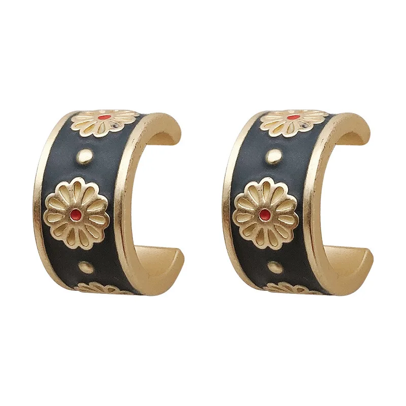 

Vintage Personality Carved Daisy Flower Geometry Stud Earrings Hot Selling Korea Birthday Gift for Women Girls