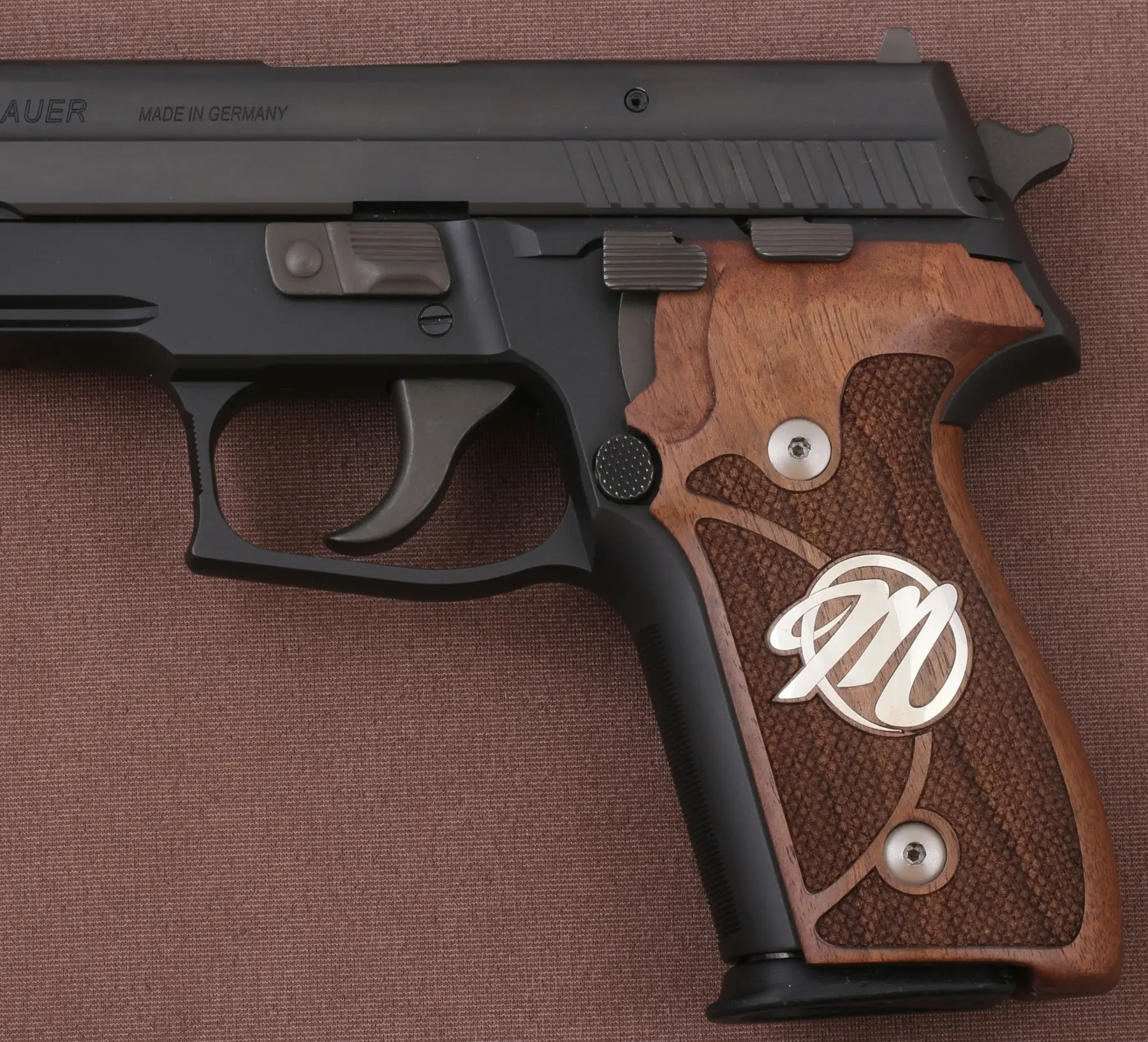 

Ksdгрипсы бренда Sig Sauer P228 / P229 Cpmpatible ореховая ручка для замены (Пользовательская первая буква)