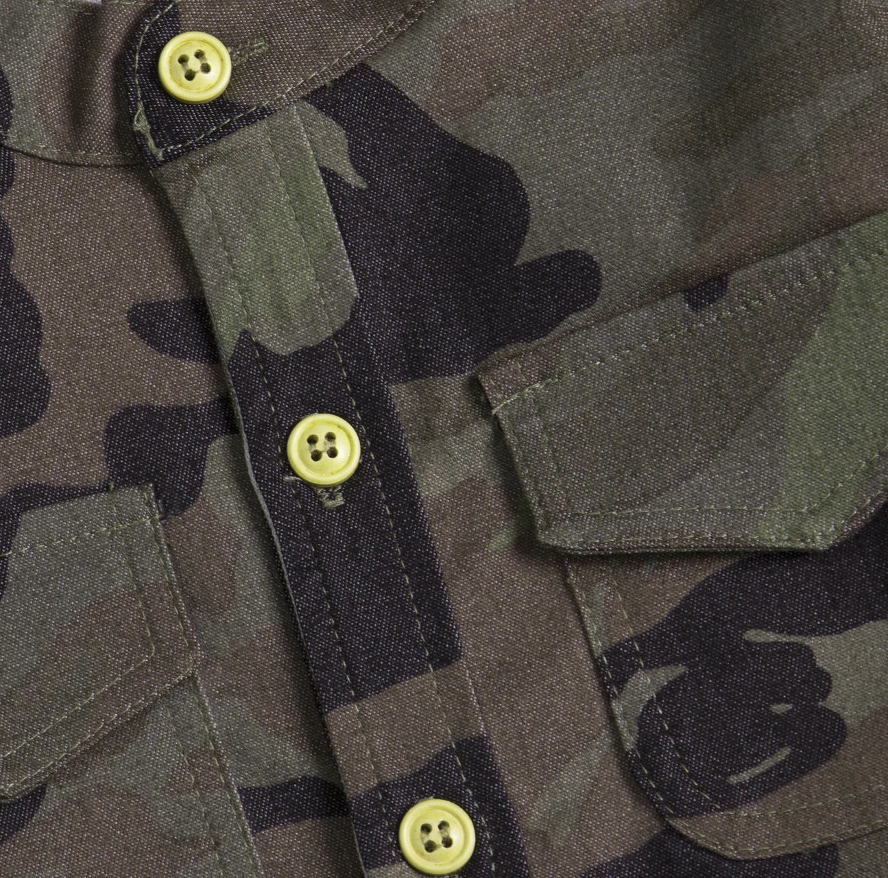 Детская камуфляжная футболка с длинным рукавом и рваные джинсовые шорты