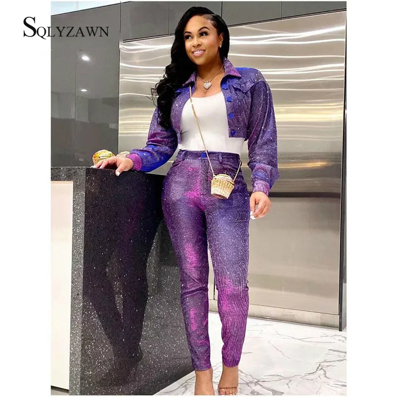 

Костюм спортивный женский из двух предметов, блестящий топ на пуговицах и штаны, на осень