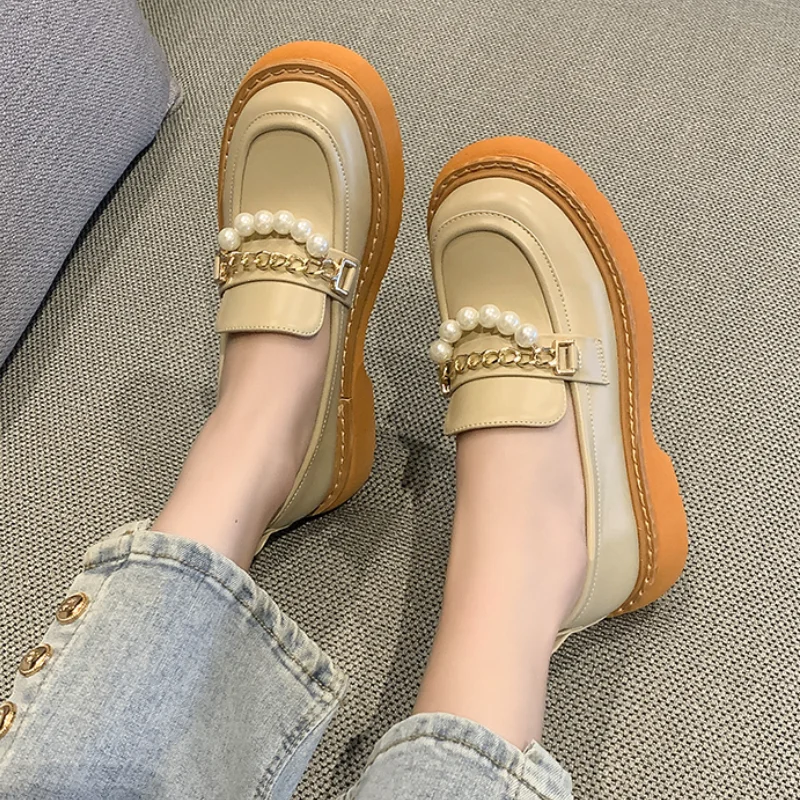 

2021 New Women Shoes British Style Loafers Fashion Pearl Chain Soft Leather Platform Shoes Woman All-match Leisure Slip on Flats