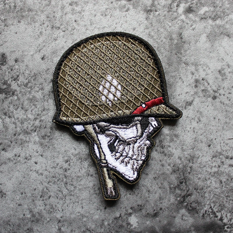 Череп солдатский шлем заплата вышивки нарукавная нашивка в стиле милитари