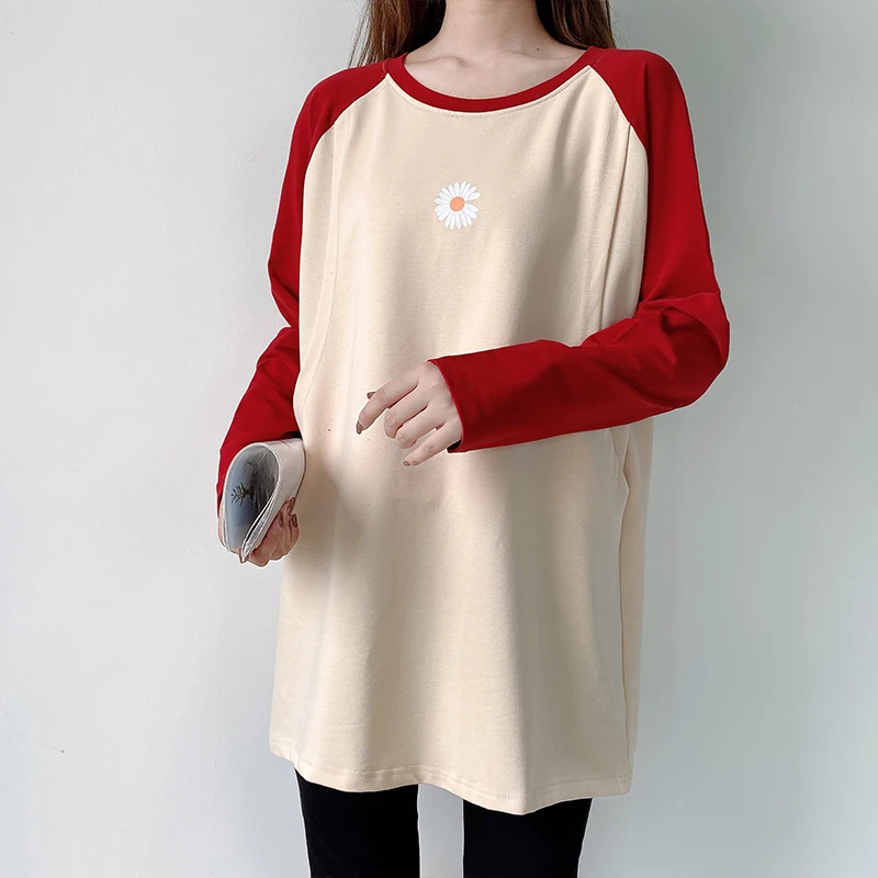 Маленькая футболка с длинными рукавами и цветными блокировками узором из