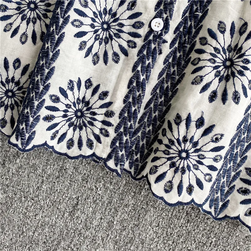 

Fresh and simple slim cute embroidery floral simple 2020 new elegant loose square collar short sleeve sweet casual shirt