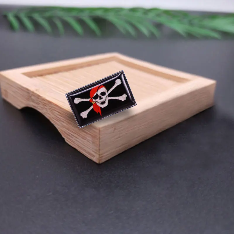 Пират Веселый Роджер флаг булавка черные флаги кости красные Бандана Череп знак |