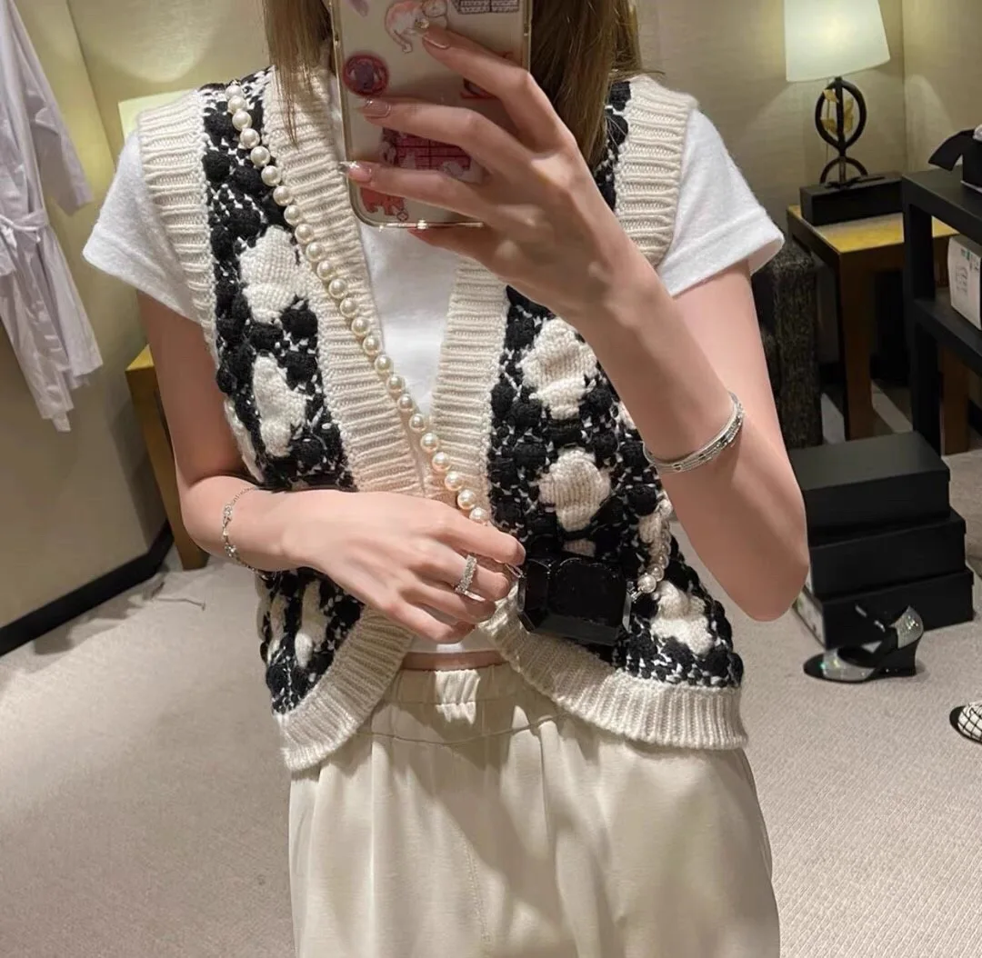 

2021 New Contrast Color V-neck Knitted Vest Women's Autumn Retro Sleeveless Sweater Vest