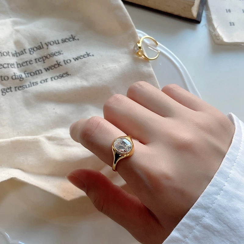 Кольцо женское из серебра 925 пробы с овальным цирконием в форме яйца|Кольца| |