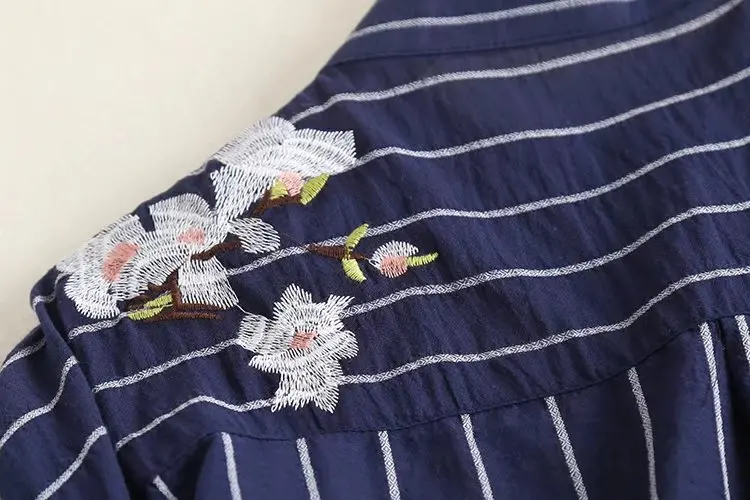 Женское платье рубашка в полоску с вышивкой и круглым вырезом на