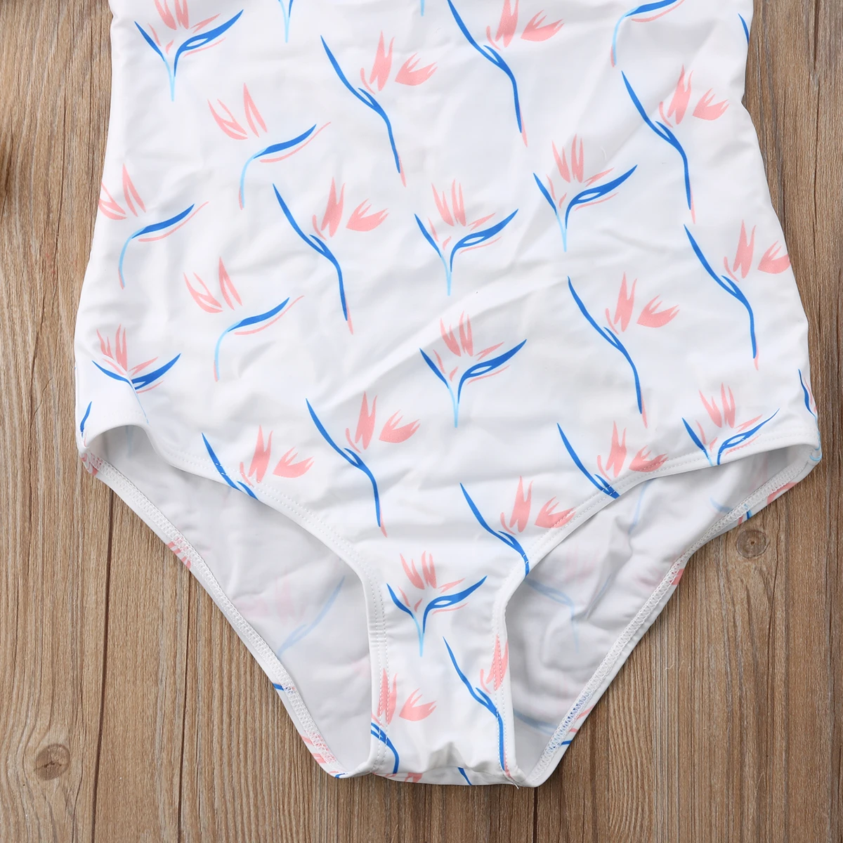 Женский купальник без рукавов с глубоким v-образным вырезом на шее Цельный