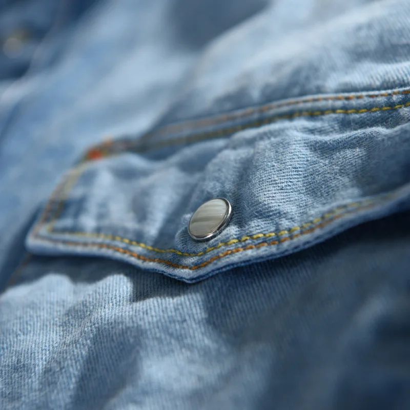 Мужская джинсовая рубашка с длинным рукавом карманами летняя голубая