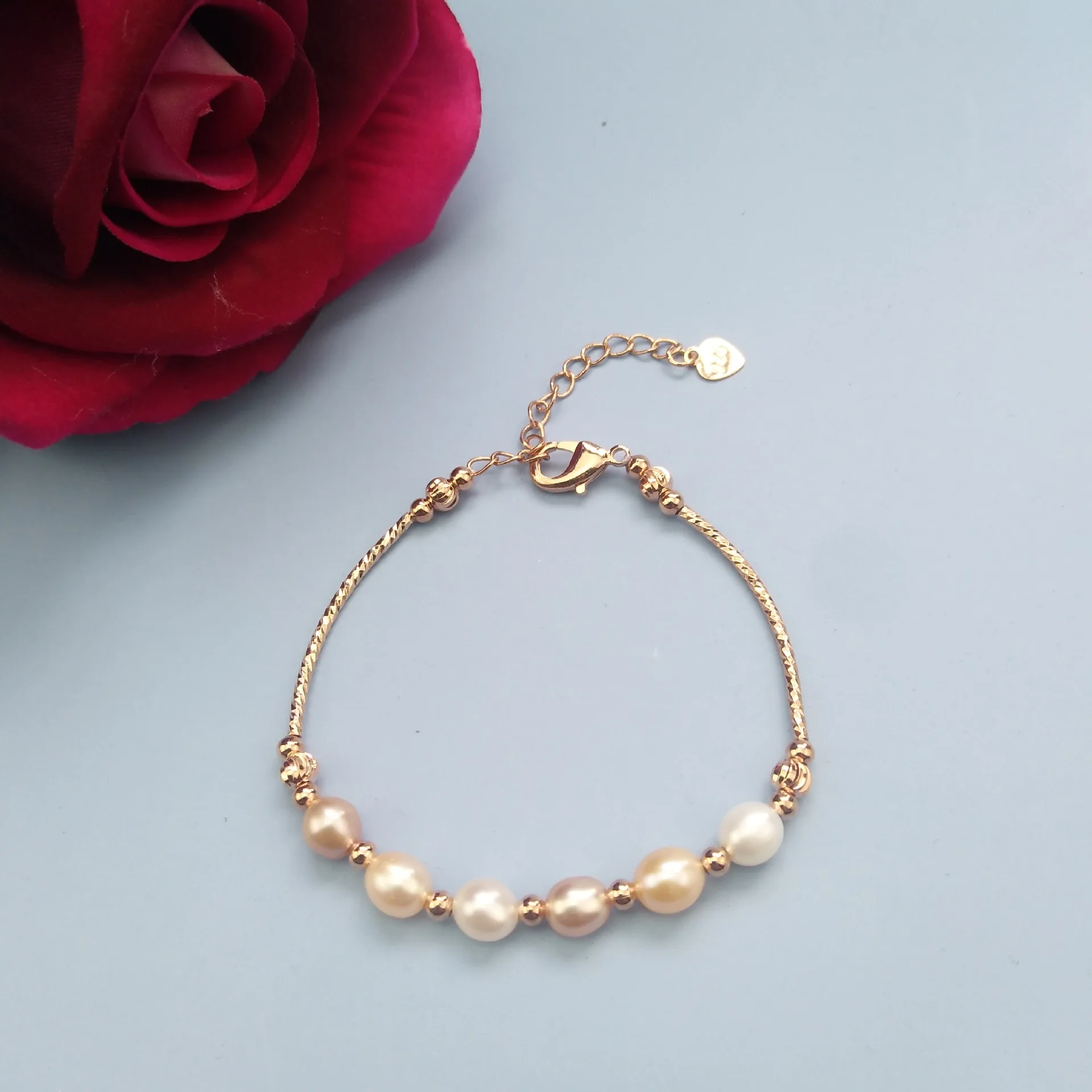 

The manufacturer directly provides fresh water pearl hand ornaments for women's new cross-border bracelets, which are the source