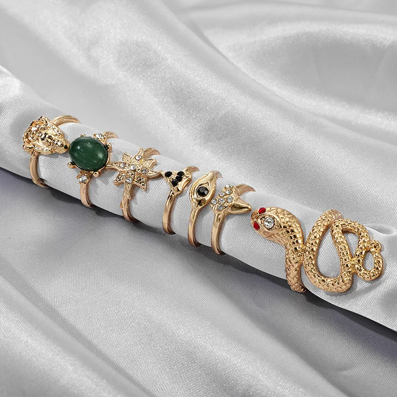 Женское кольцо на палец блестящее золотого цвета с кристаллами и фианитами