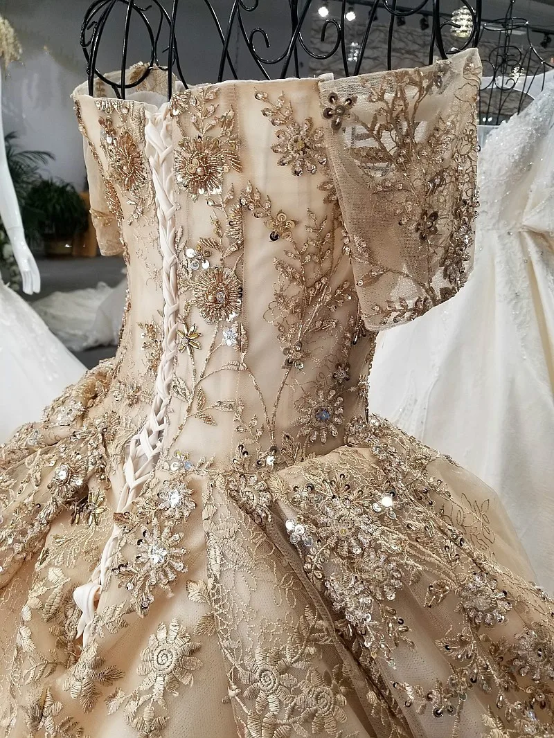 Платье цвета шампанского с длинными рукавами и вырезом лодочкой кружевное