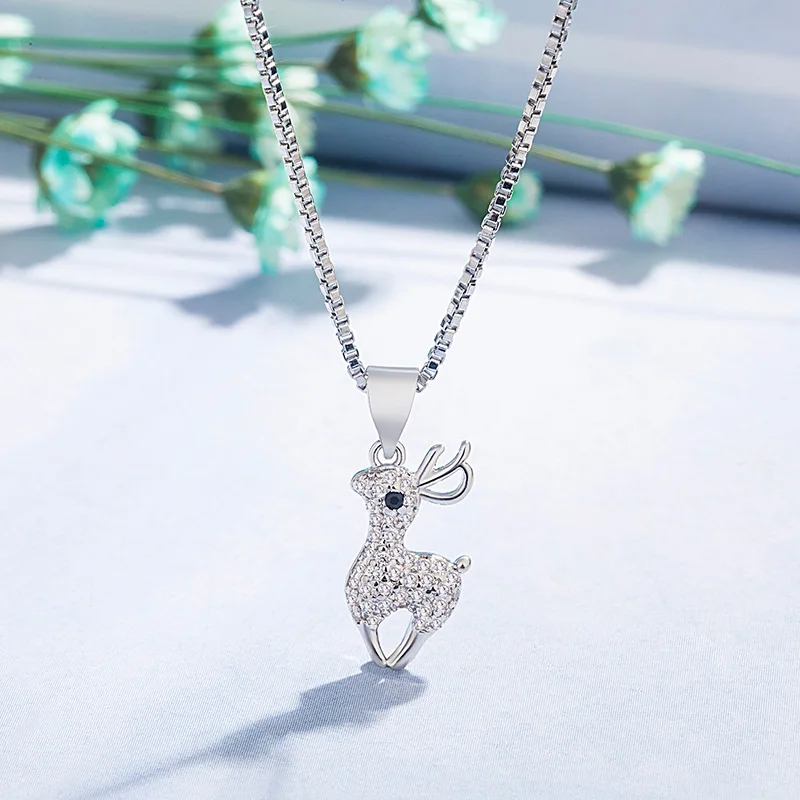 Элегантная яркая подвеска в виде оленя с инкрустированными фианитами цвета