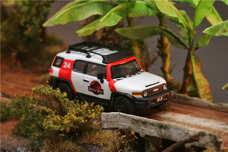 

Street Weapon 1:64 Toyota FJ Cruiser Red white Diecast Model Car