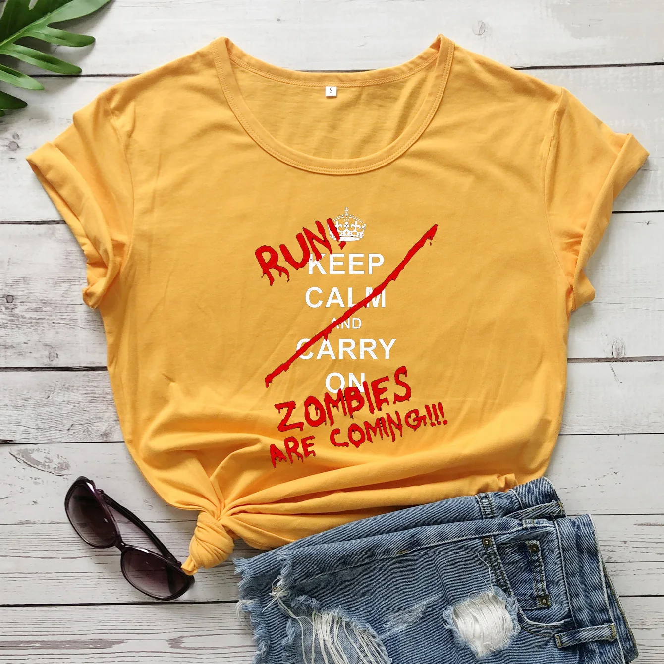 Футболка цветная с надписью Keep Calm приближаются зомби забавная Женская