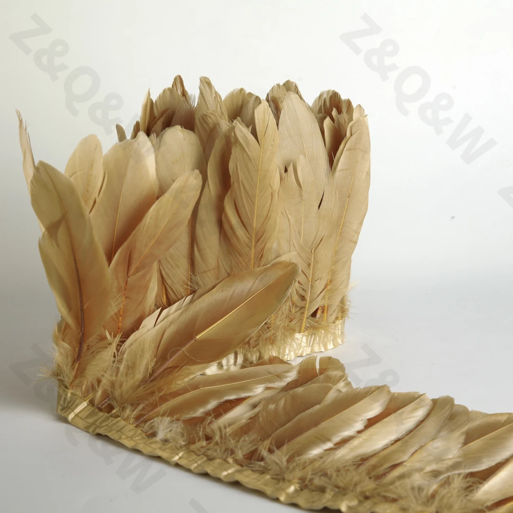 Натуральный гусиных перьев окрашиваются в хаки для того чтобы сделать 2 м края