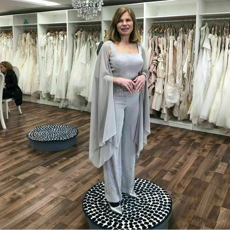

Three Pieces Grey Mother of the Bride Pants Suits with Cape Square Neck Appliques Beaded Chiffon Outfit Ankle Length Formal Clothes