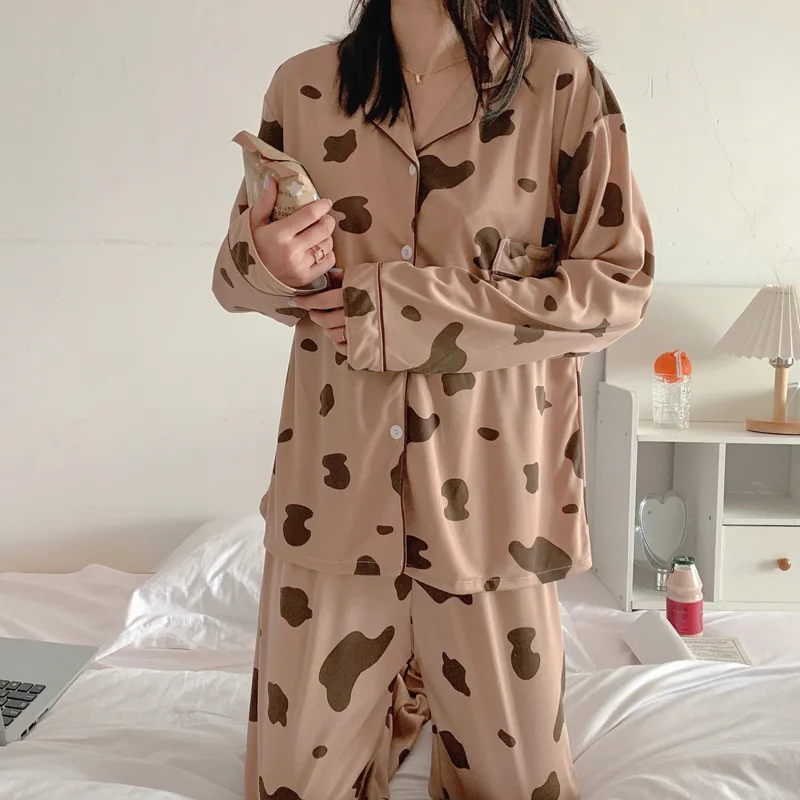 Пижама женская из шелка молочного цвета с отложным воротником и длинным рукавом |