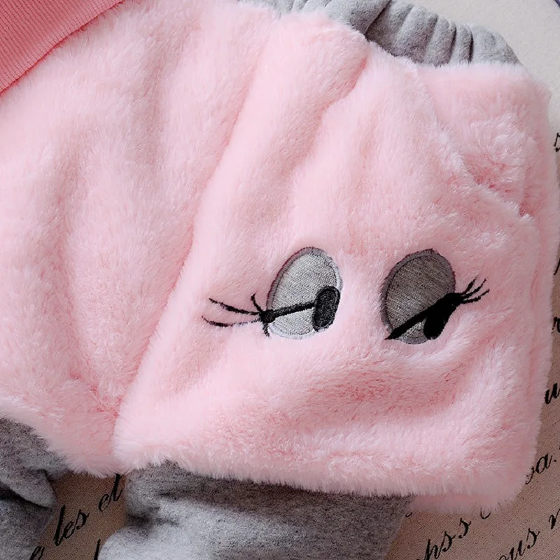 Красивая элегантная одежда для девочек с очаровательными глазами и логотипом