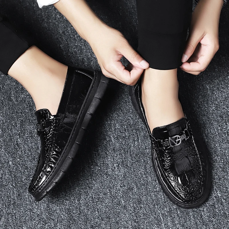 

Men's Leather Shoes Metal Button Crocodile Pattern Soft Leather Peas Shoes Male Lazy Slip-on Trend Fashion Casual Loafer Shoes
