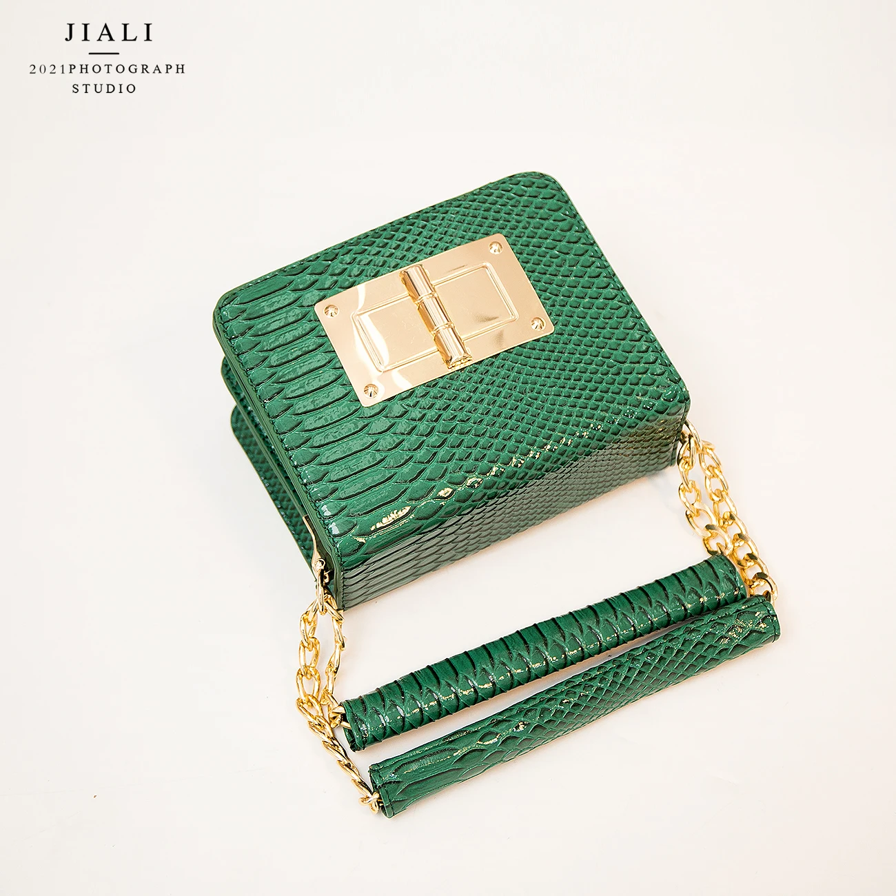 Наплечная Сумка женская квадратная из кожи питона с золотой цепочкой | Багаж и