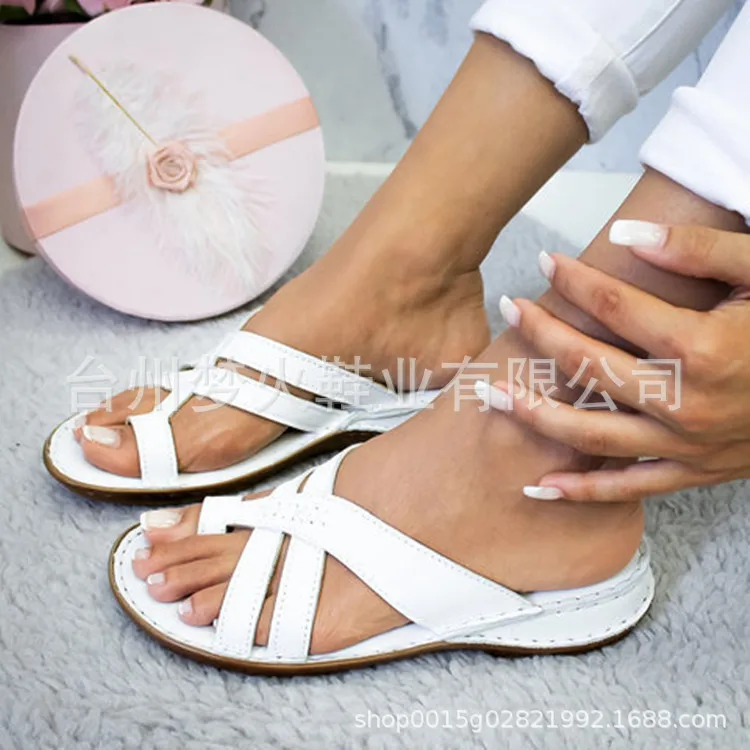 

European and American plus size 2021 new products sandals women flat flip flops and slippers plus size 43 women's shoes