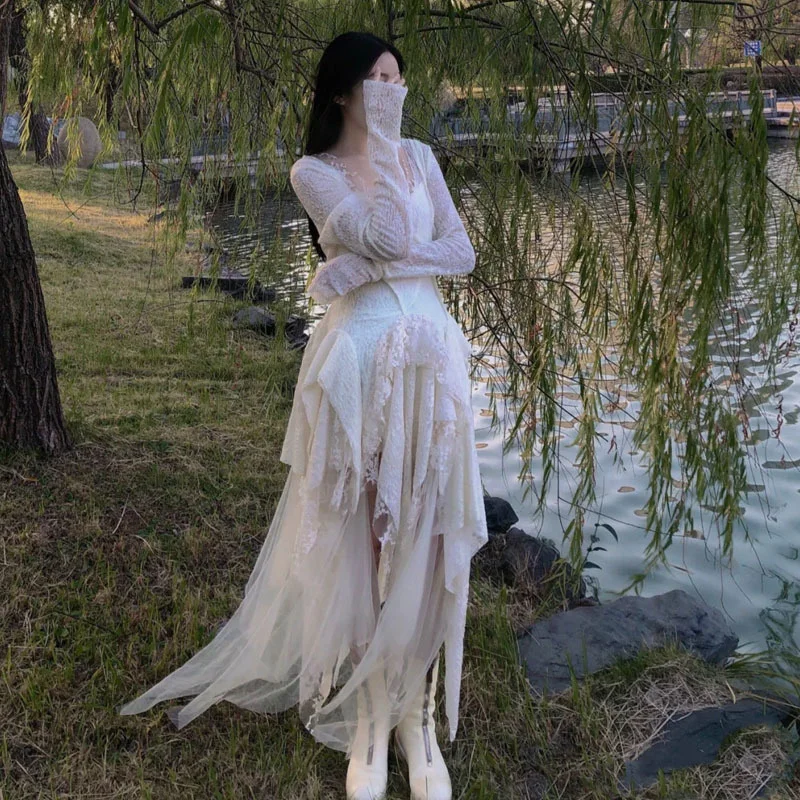 

Укороченная белая юбка из многослойной пряжи, темное платье