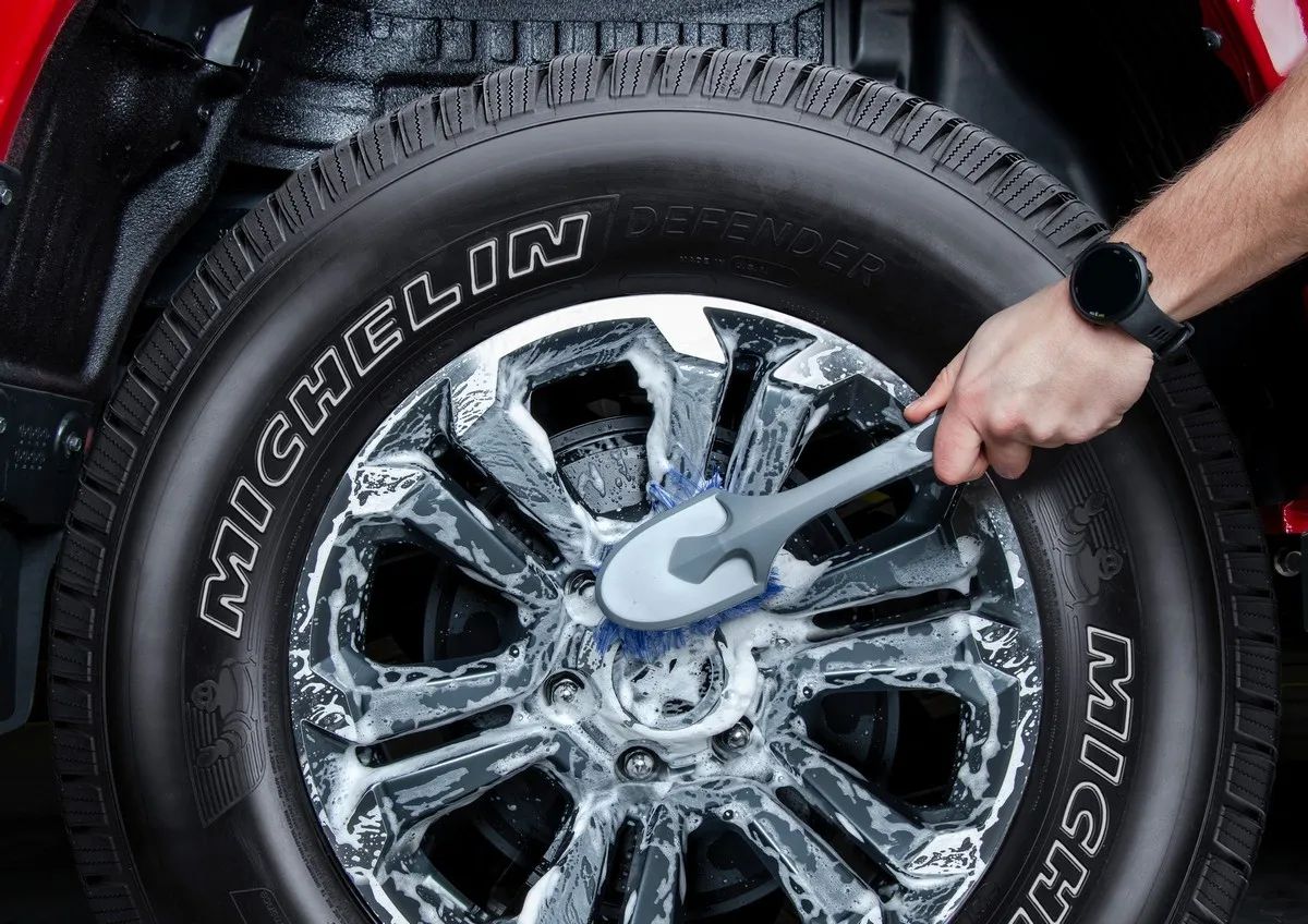 Щетка MICHELIN для колес с длинной ручкой 32453 | Автомобили и мотоциклы