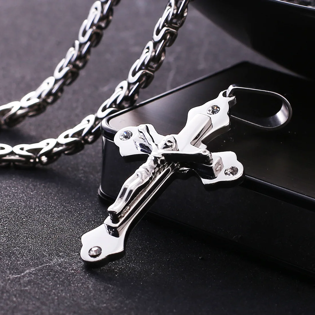 

Hot Sales Non-Fade Titanium Material Silver Religious Christ Jesus Cross Pendant Necklace Free Shipping