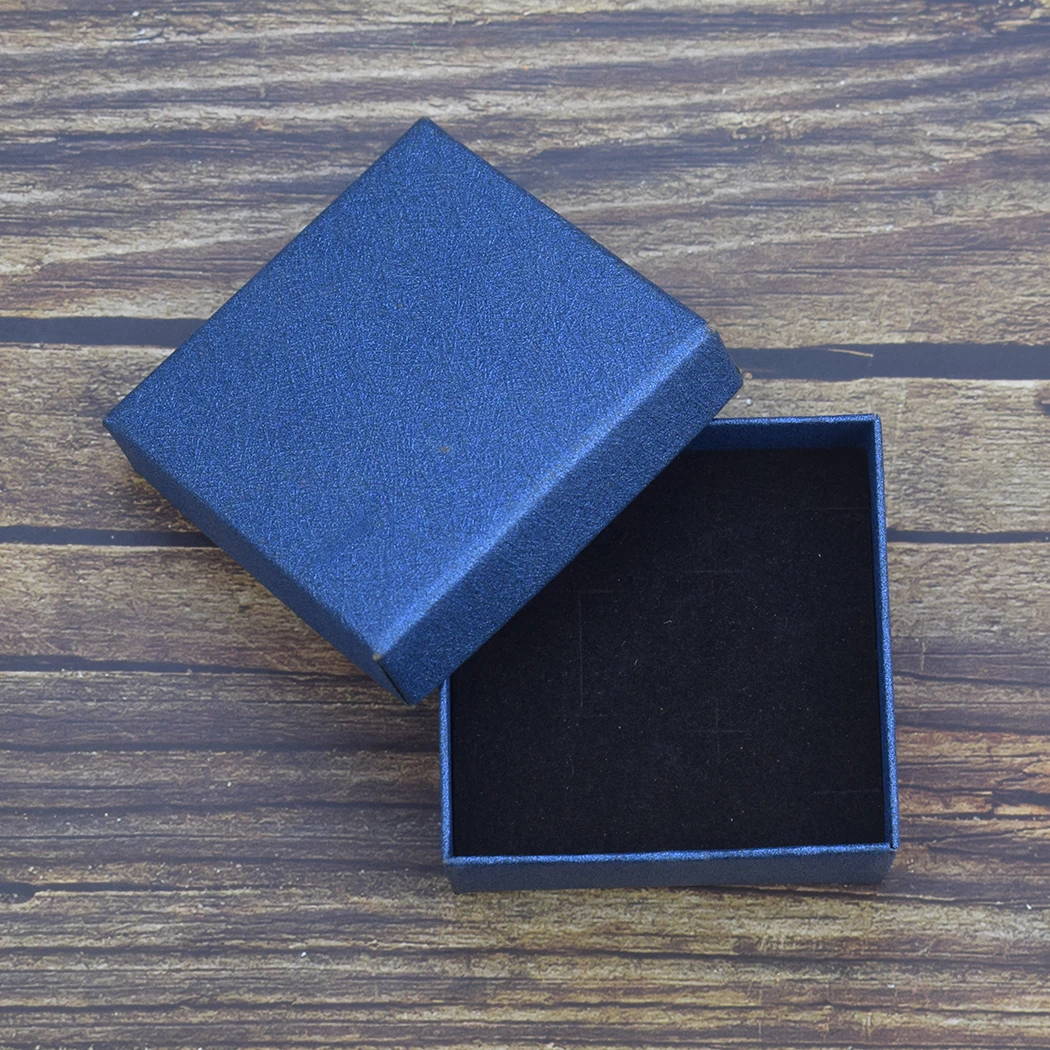 

Картонная подарочная коробка для украшений синяя/розовая 7x7