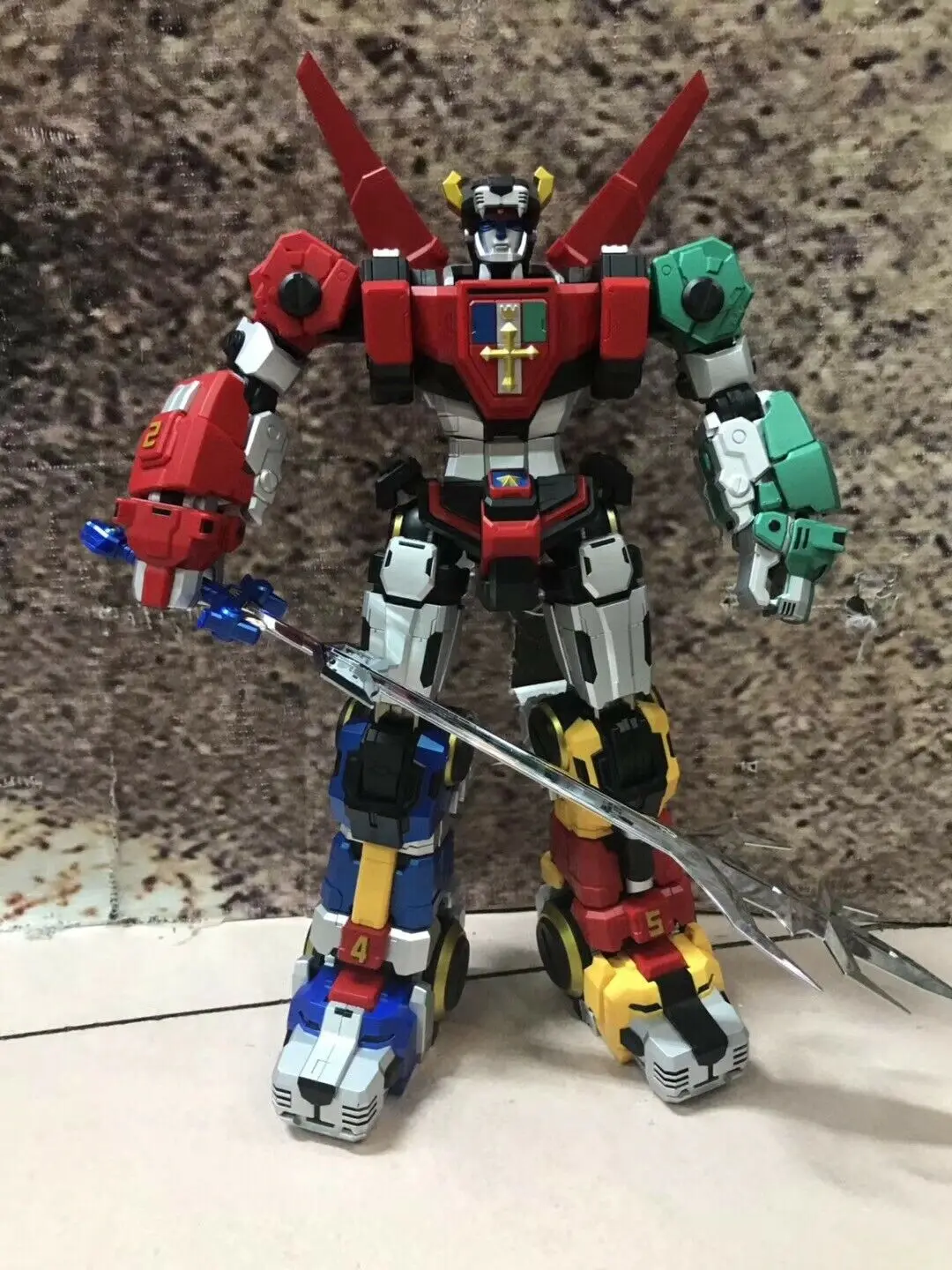 В наличии Titan модель TP01 чудовище король голион VOLTRON содержит светодиодный