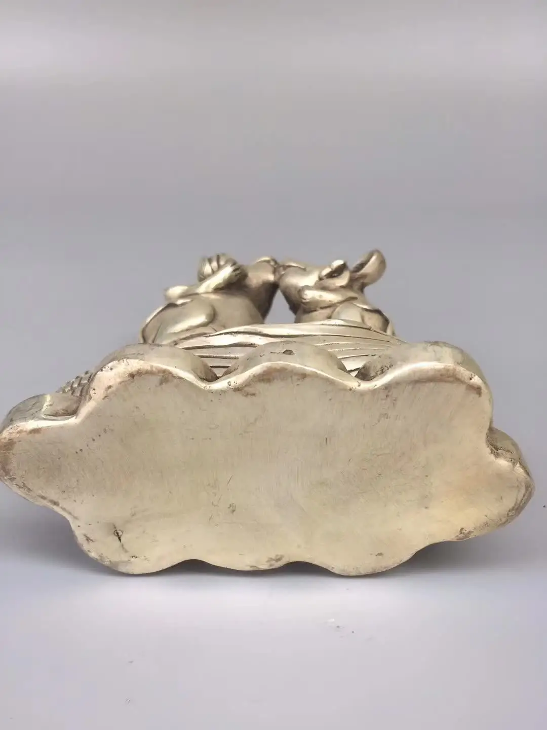 

Collection Chinese Tibet Silver Carved Mouse Mice Hold RuYi Longevity Peach Stand Corn Statue Coins Wealth Animal Statue