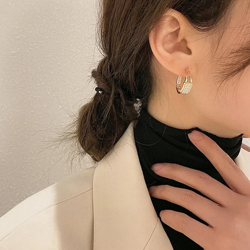

2021 Chic Imitation Pearl C Shaped Elegant Earrings for Women Girls Gold Metal Geometrical Earrings Jewelry Party Accessories