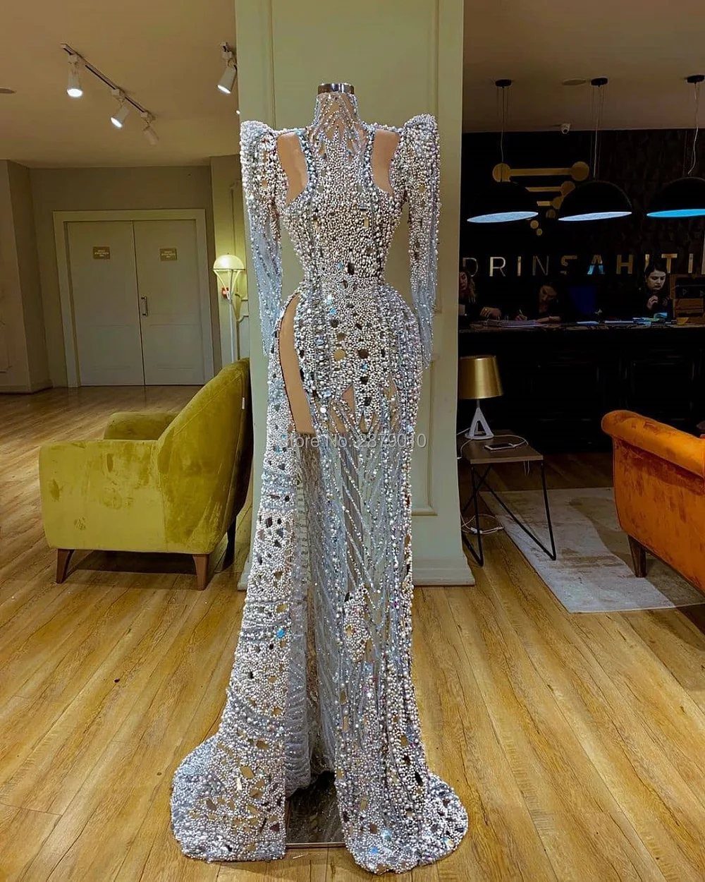 Вечернее платье-русалка с высоким воротом длинным рукавом разрезом бисером для