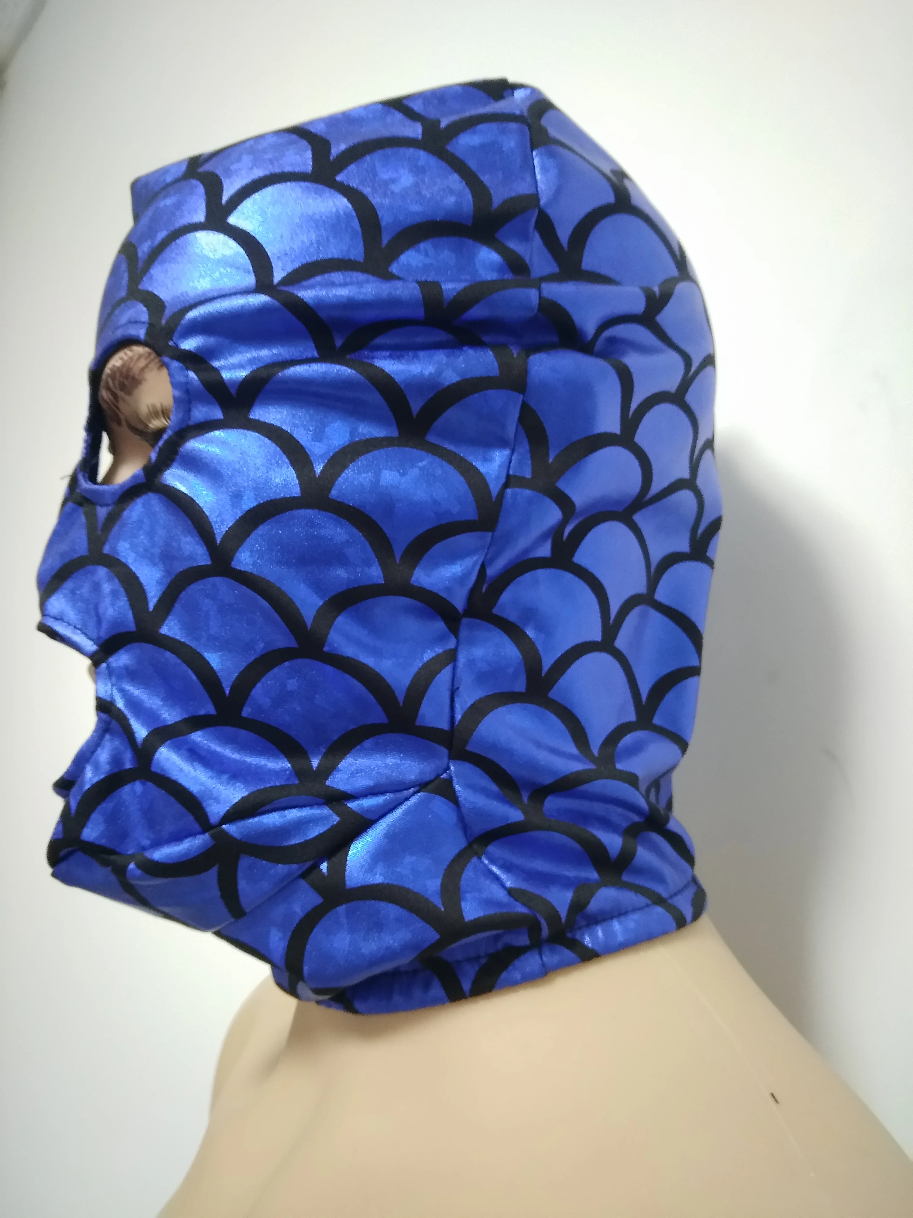 Блестящий металлический синий с рисунком протектора в виде рыбьей чешуи маска