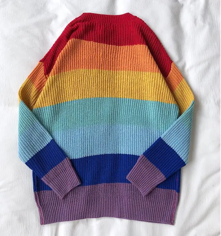 Вязаный свитер в радужную полоску с вышивкой милого медведя на осень и зиму |