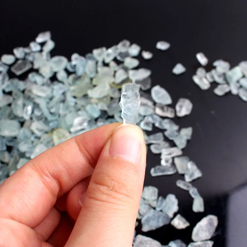 10 грамм естественных грубых кусочков аквамарина с прозрачным голубым оттенком, необработанных, измельченных камней, лечебных минералов, кристаллических украшений для аквариумов.