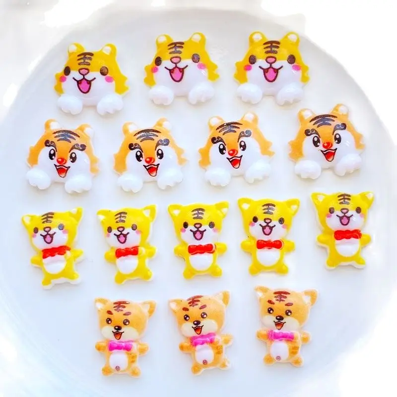 

40 шт. новая милая маленькая фигурка тигра из смолы, украшение кабошона с плоским основанием, аксессуары для волос