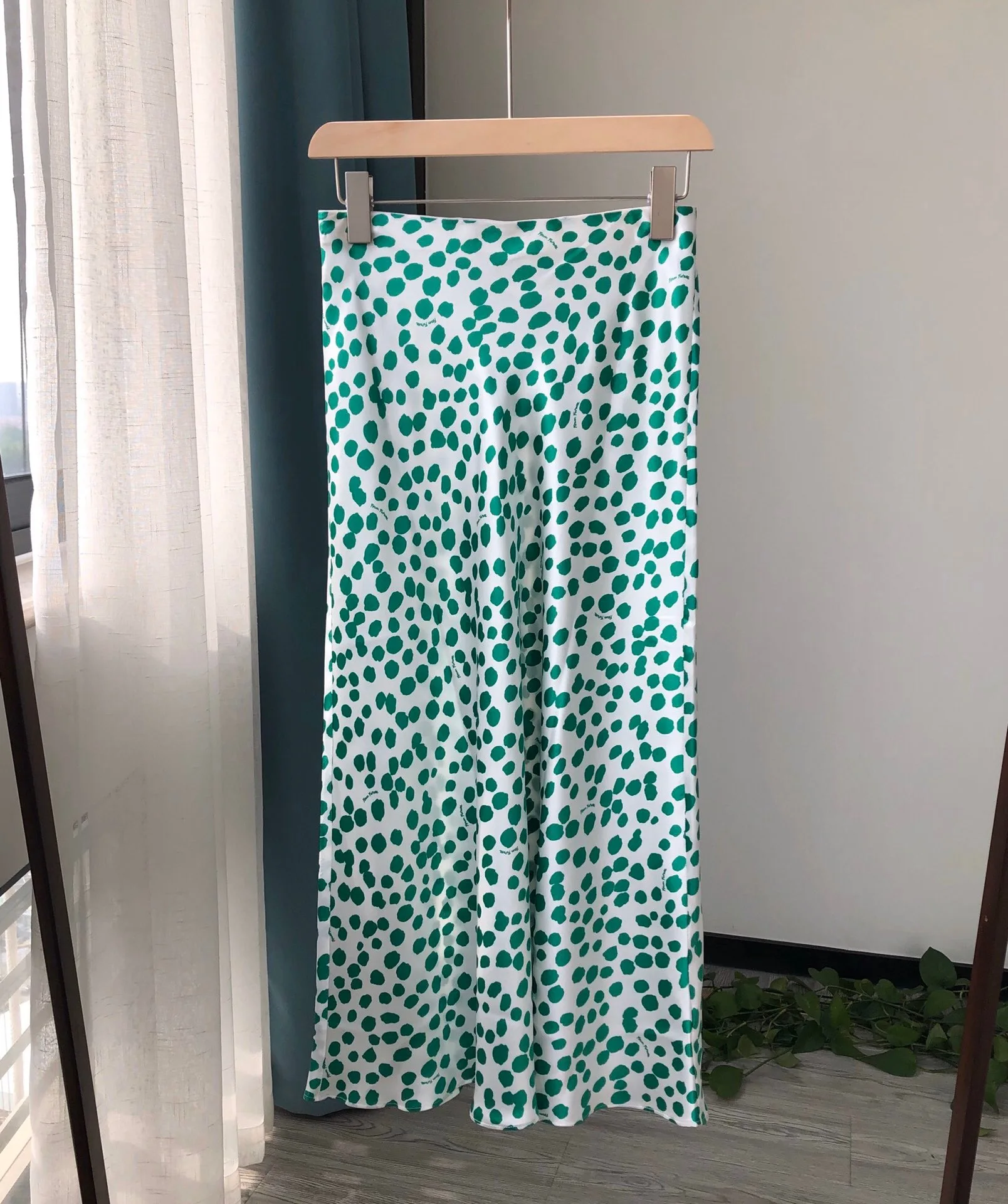 

2021 Spring And Summer Fresh Charming Green Leopard Pattern Print Lady Mid-calf Silk Skirt
