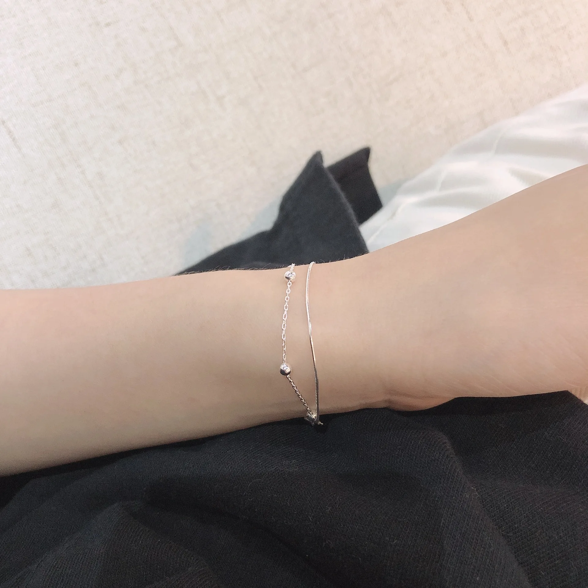 Женский браслет из серебра 925 пробы с двумя бусинами | Украшения и аксессуары