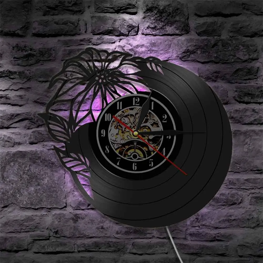 Настенные часы с цветочным декором изготовленные из винтажной виниловой