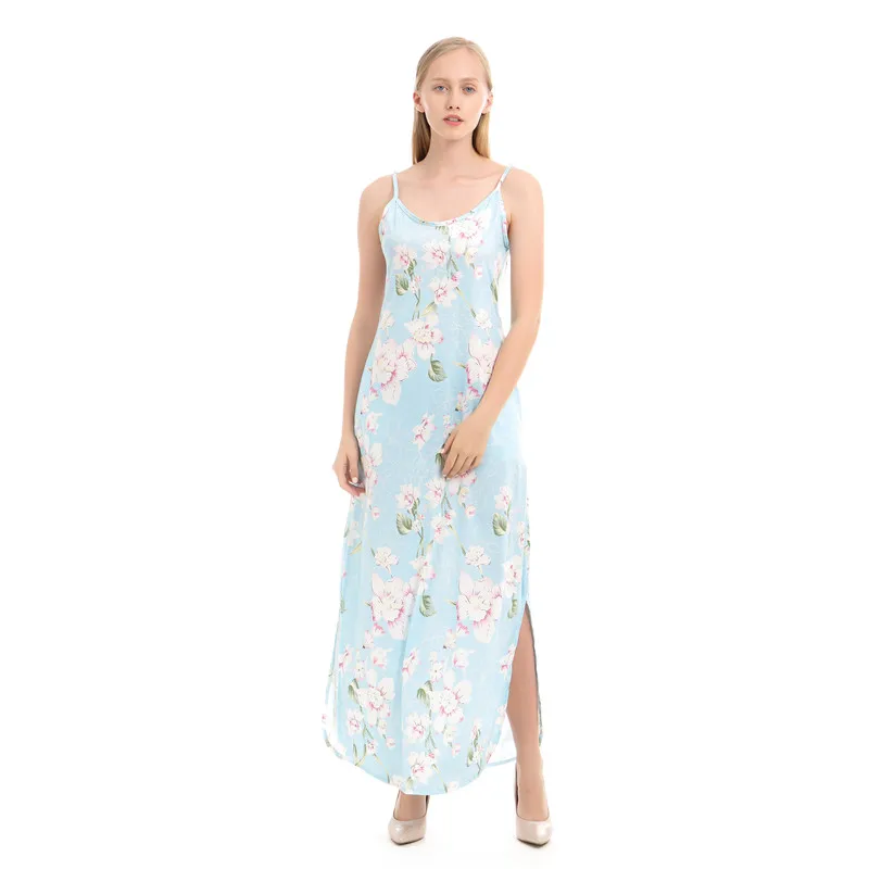 Летнее женское платье на тонких бретельках без рукавов с открытыми плечами