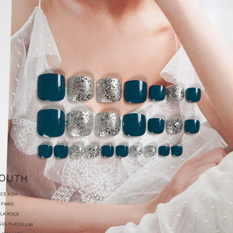 Летние искусственные темно синие ногти с блестящим серебристым покрытием