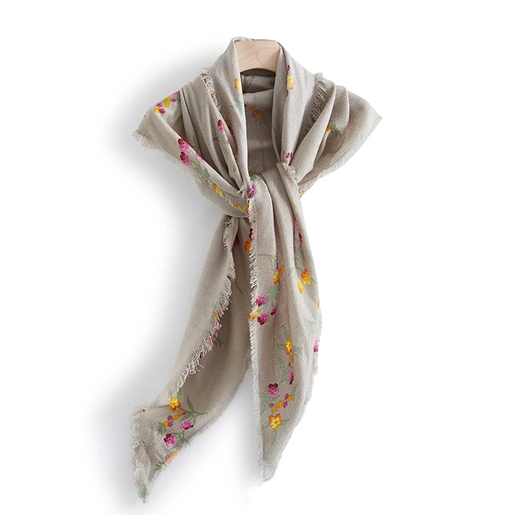 

2021 New Women's Light Grey Frivolous Korean Version Ins Broken Flower Triangle Scarf Women Brand Counter Personalized Shawl