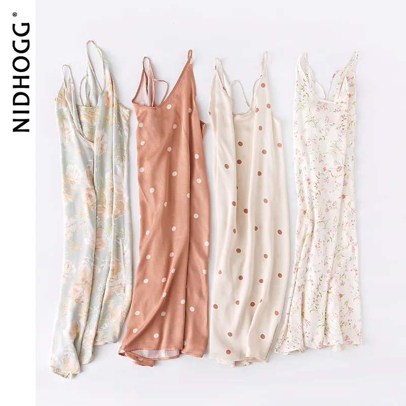 Женская ночная рубашка из вискозы и сатина на тонких бретелях без рукавов с