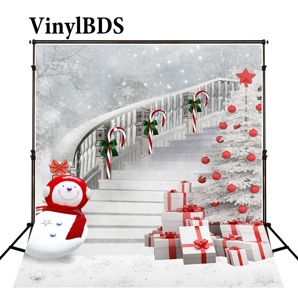 

Винилбд Рождественский фон с белым снеговиком и снежиной, Подарочная коробка, фон для детей с белой лестницы, карамельный тростник, фон для ...